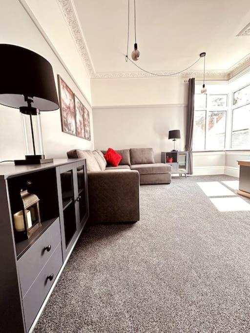The Retreat - Large Luxury Apartment, Two Mins From Beach Bournemouth Eksteriør billede